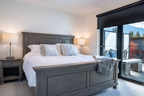 4 bedrooms, desk, WiFi, bed sheets