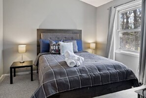 4 bedrooms, desk, travel cot, WiFi - Muskoka Charm Beautiful four bedroom cottage (Gravenhurst)