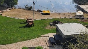 Ein Anwesen am See mit freiem Seeblick, einer Bootsanlegestelle, einer überdachten Sitzterrasse und einem gepflegten Rasen.