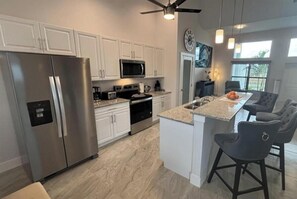 ثلاجة، ميكروويف، فرن، موقد طهي مسطح