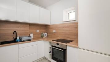 Fridge, oven, stovetop