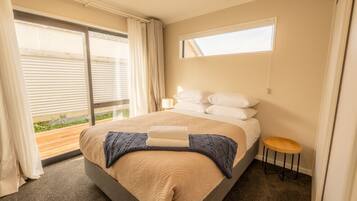 3 bedrooms, desk, free WiFi, bed sheets