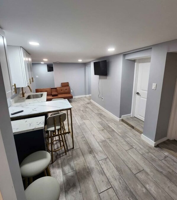 Interior - Charming 2-bedroom house with WiFi, AC in enjoyable Oxon Hill (Oxon Hill)