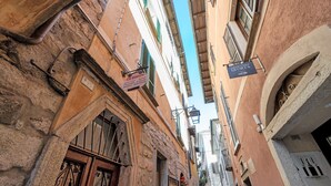 Una calle estrecha con edificios, un cartel que dice 'Caff. Bianchi' y un letrero que indica 'PROFONDA DIORIA'.