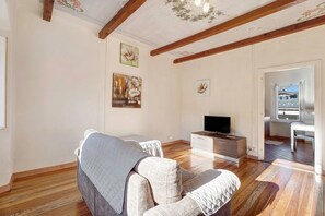 TV - ‘Cabianchi Foulard’ Family Suite Apartment with Lake View, Balcony, and Wi-Fi (Orta San Giulio)