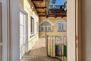 Interior - ‘Cabianchi Foulard’ Family Suite Apartment with Lake View, Balcony, and Wi-Fi (Orta San Giulio)
