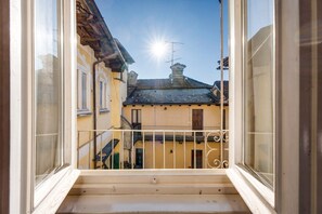 Interior - ‘Cabianchi Foulard’ Family Suite Apartment with Lake View, Balcony, and Wi-Fi (Orta San Giulio)