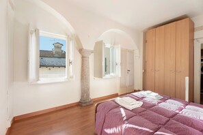 Free WiFi, bed sheets - ‘Cabianchi Foulard’ Family Suite Apartment with Lake View, Balcony, and Wi-Fi (Orta San Giulio)