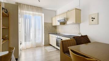 Réfrigérateur, four, plaque de cuisson, cafetiÚre/bouilloire