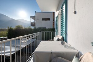 Outdoor dining - Room 'Haus Burger Vilpian  5' with Mountain View and Wi-Fi (Vilpiano)