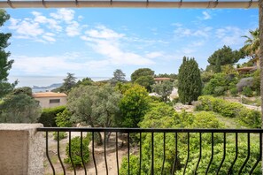 Property grounds - Villa 'Les Aloes' with Shared Pool, Shared Terrace and Wi-Fi (Saint-Cyr-sur-Mer)