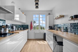 Fridge, oven, stovetop, dishwasher - Villa 'Les Aloes' with Shared Pool, Shared Terrace and Wi-Fi (Saint-Cyr-sur-Mer)