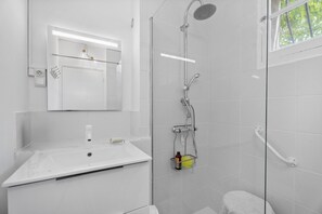 Douche, serviettes fournies