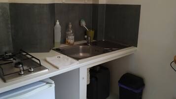 Réfrigérateur, micro-ondes, cafetière/bouilloire, bouilloire électrique