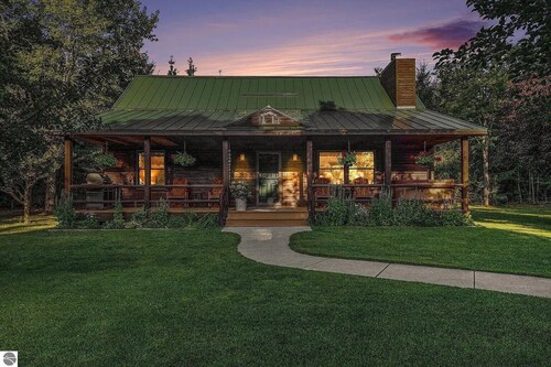 Majestic Maple Escapes | Hot Tub | Firepit | Deck | Large Yard