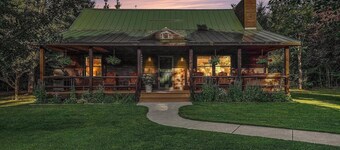 Majestic Maple Escapes | Hot Tub | Firepit | Deck | Large Yard