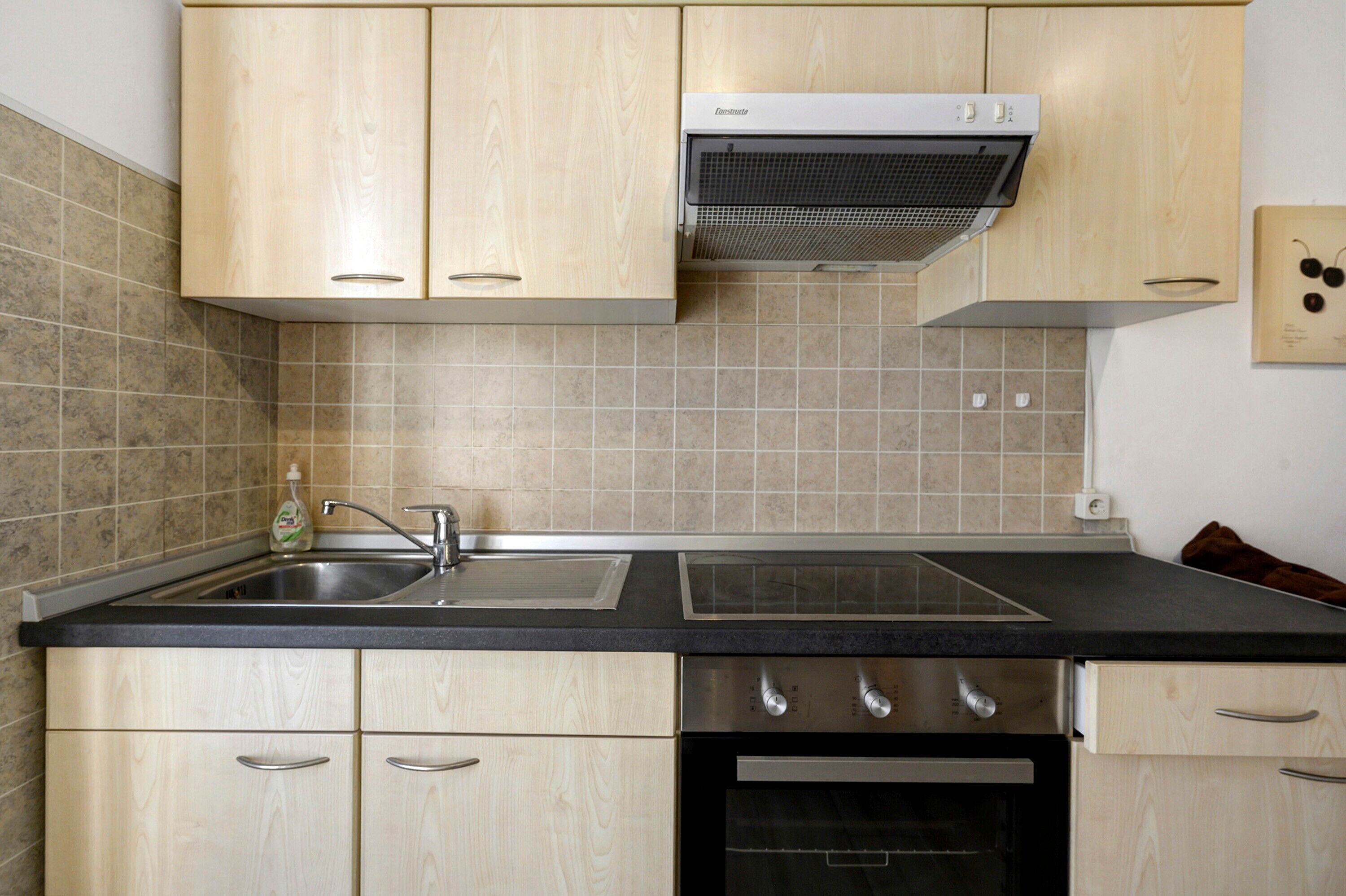 Réfrigérateur, un four, surface de cuisson, cafetière-théière