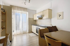 Kühlschrank, Ofen, Herdplatte, Wasserkocher mit Kaffee-/Teezubehör