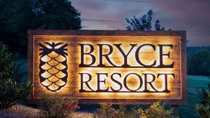 Et træskilt for Bryce Resort med et ananas-design.