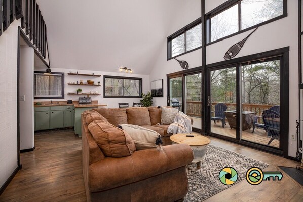 Smart TV, fireplace, DVD player, books - Coppertop Chalet - cozy and convenient! (Basye)