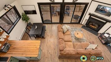 TV connectée, cheminée, lecteur de DVD, livres