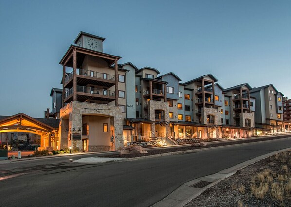 Exterior - Ski in and out, Canyons, Silverado, King, Fridge, Microwave, Coffee & Tea Bar, Steam, Pool, HT (Park City)