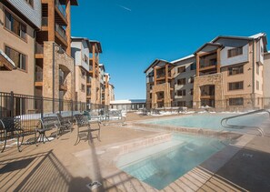 A heated pool - Ski in and out, Canyons, Silverado, King, Fridge, Microwave, Coffee & Tea Bar, Steam, Pool, HT (Park City)