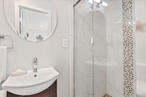 Douche, sèche-cheveux, serviettes fournies, savon