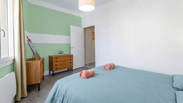 2 bedrooms, iron/ironing board, free WiFi, bed sheets