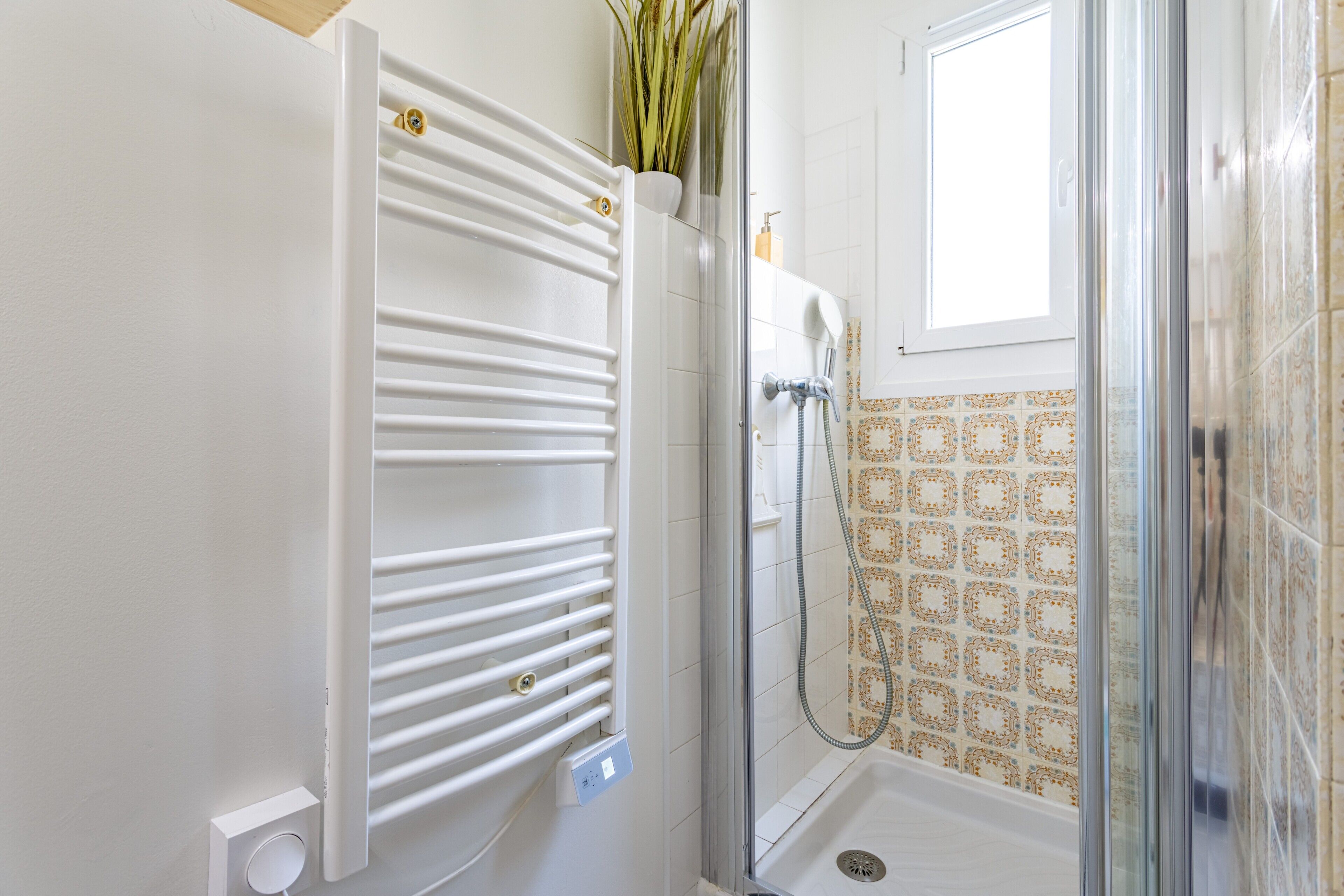 Douche, sèche-cheveux, serviettes fournies