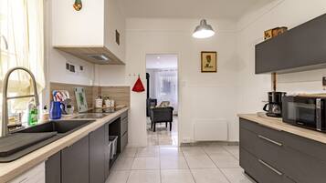 Fridge, microwave, oven, stovetop