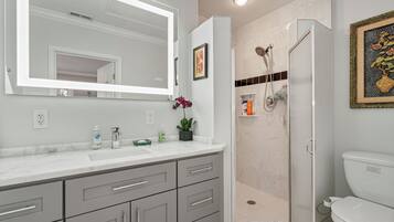 Dusche, Haartrockner, HandtĂŒcher, Seife