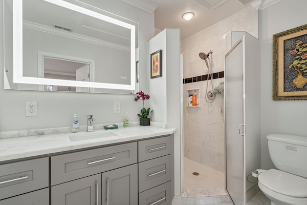 Douche, séchoir à cheveux, serviettes fournies, savon