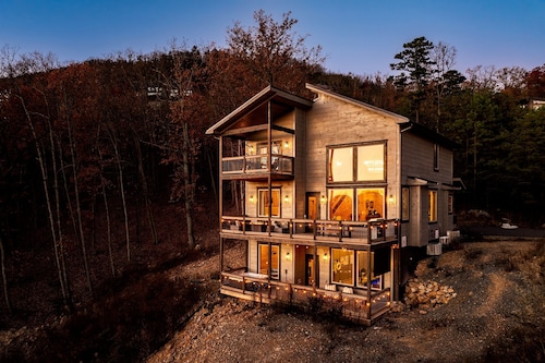 LuxCabin with Stunning Views 🍂 Indoor Heated Pool