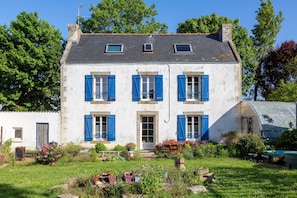 Exterior - Bed and Breakfast 'Ar Brug' with Shared Terrace, Shared Garden and Wi-Fi (Beuzec cap sizun)