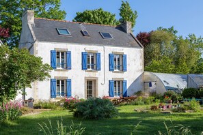 Exterior - Bed and Breakfast 'Ar Brug' with Shared Terrace, Shared Garden and Wi-Fi (Beuzec cap sizun)