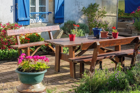 Outdoor dining - Bed and Breakfast 'Ar Brug' with Shared Terrace, Shared Garden and Wi-Fi (Beuzec cap sizun)