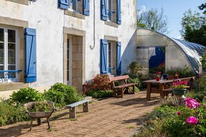Outdoor dining - Bed and Breakfast 'Ar Brug' with Shared Terrace, Shared Garden and Wi-Fi (Beuzec cap sizun)