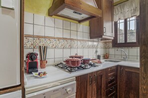 Fridge, microwave, stovetop, dishwasher - Holiday Home 'De Bárbara' with Balcony and Air Conditioning (Alcalá de los Gazules)