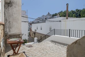 Outdoor dining - Holiday Home 'De Bárbara' with Balcony and Air Conditioning (Alcalá de los Gazules)