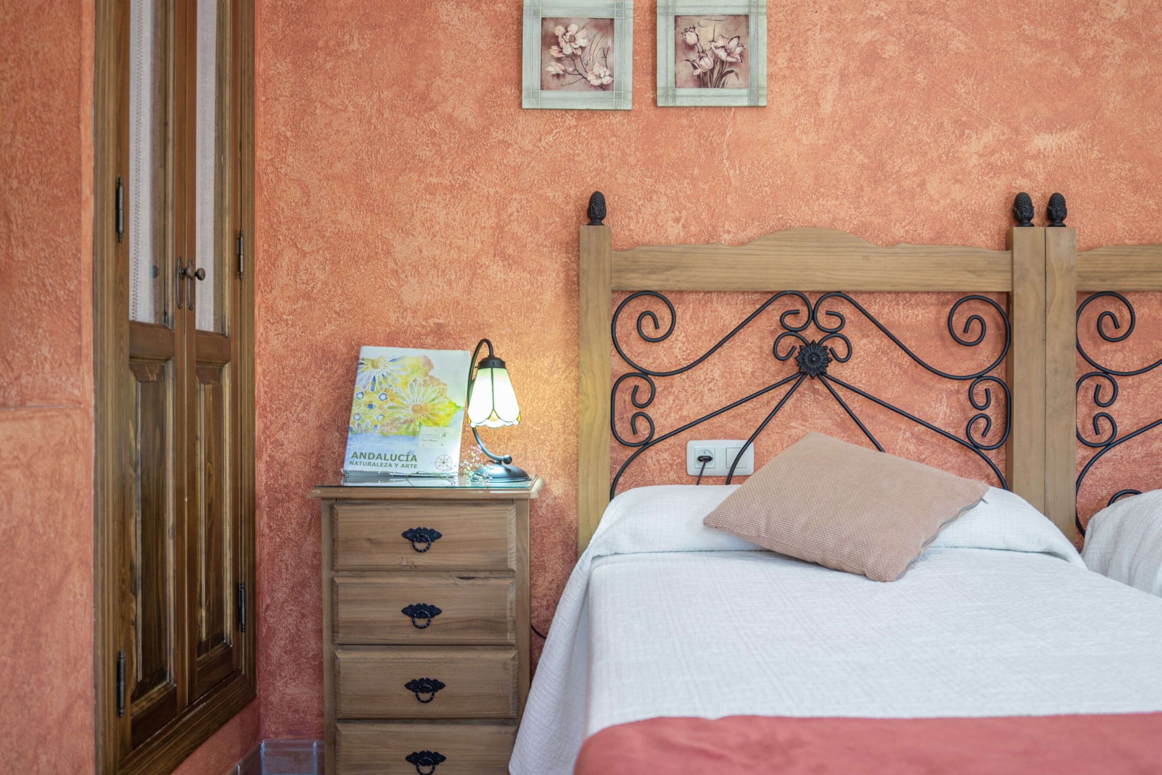 1 habitación, tabla de planchar con plancha y ropa de cama 