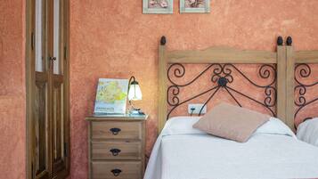 1 habitación, tabla de planchar con plancha y ropa de cama