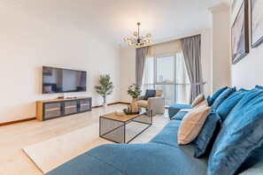 TV - Stunning 2BR with Assistant Room in MAG 214 by Deluxe Holiday Homes (Dubai)