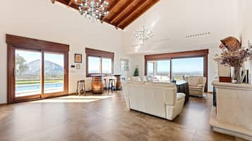 Tv, pejs, bordtennisbord