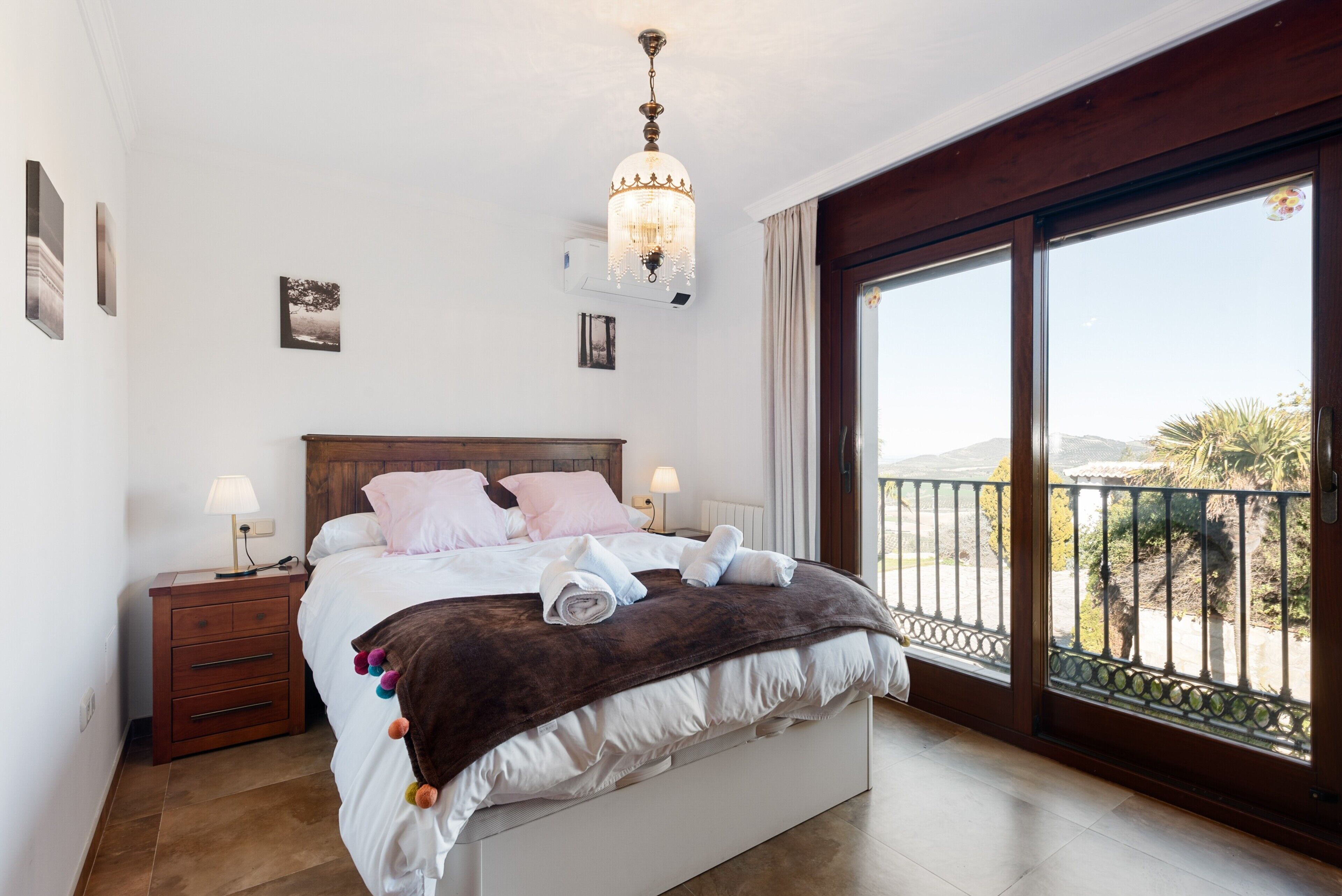 5 bedrooms, iron/ironing board, free WiFi, bed sheets