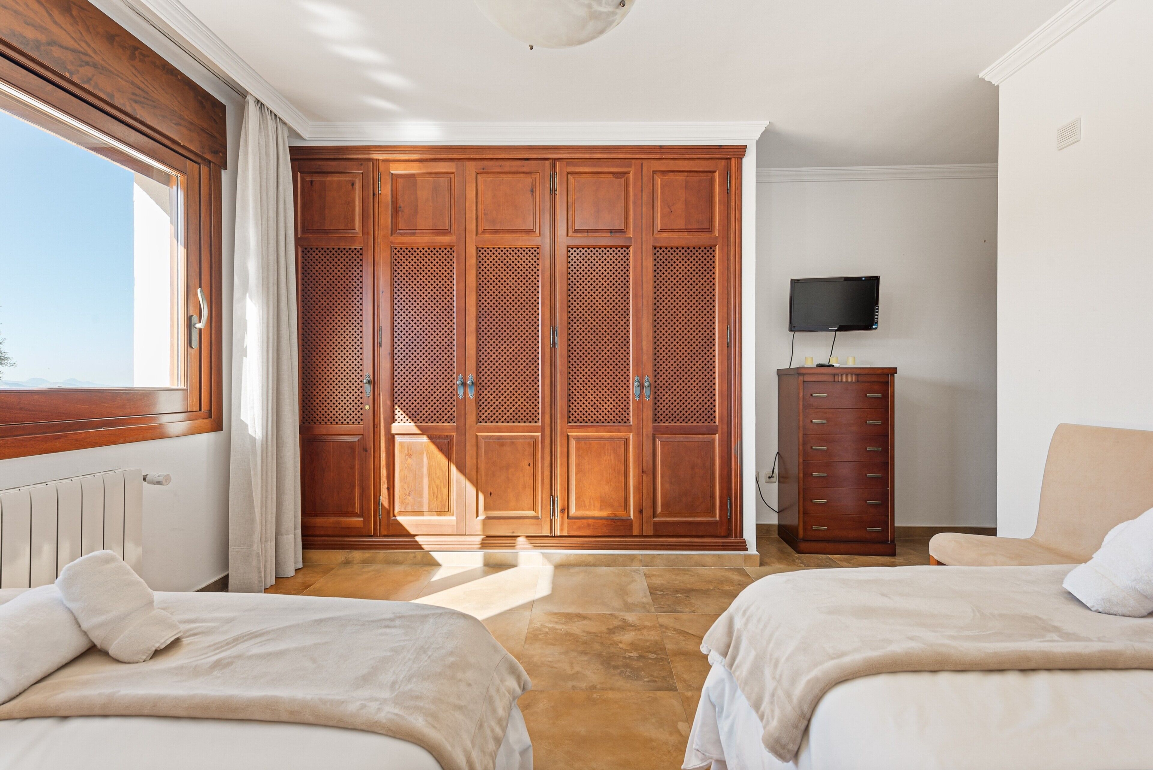 5 habitaciones, tabla de planchar con plancha y wifi gratis 