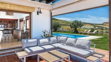 Una televisión, una chimenea, una mesa de tenis de mesa