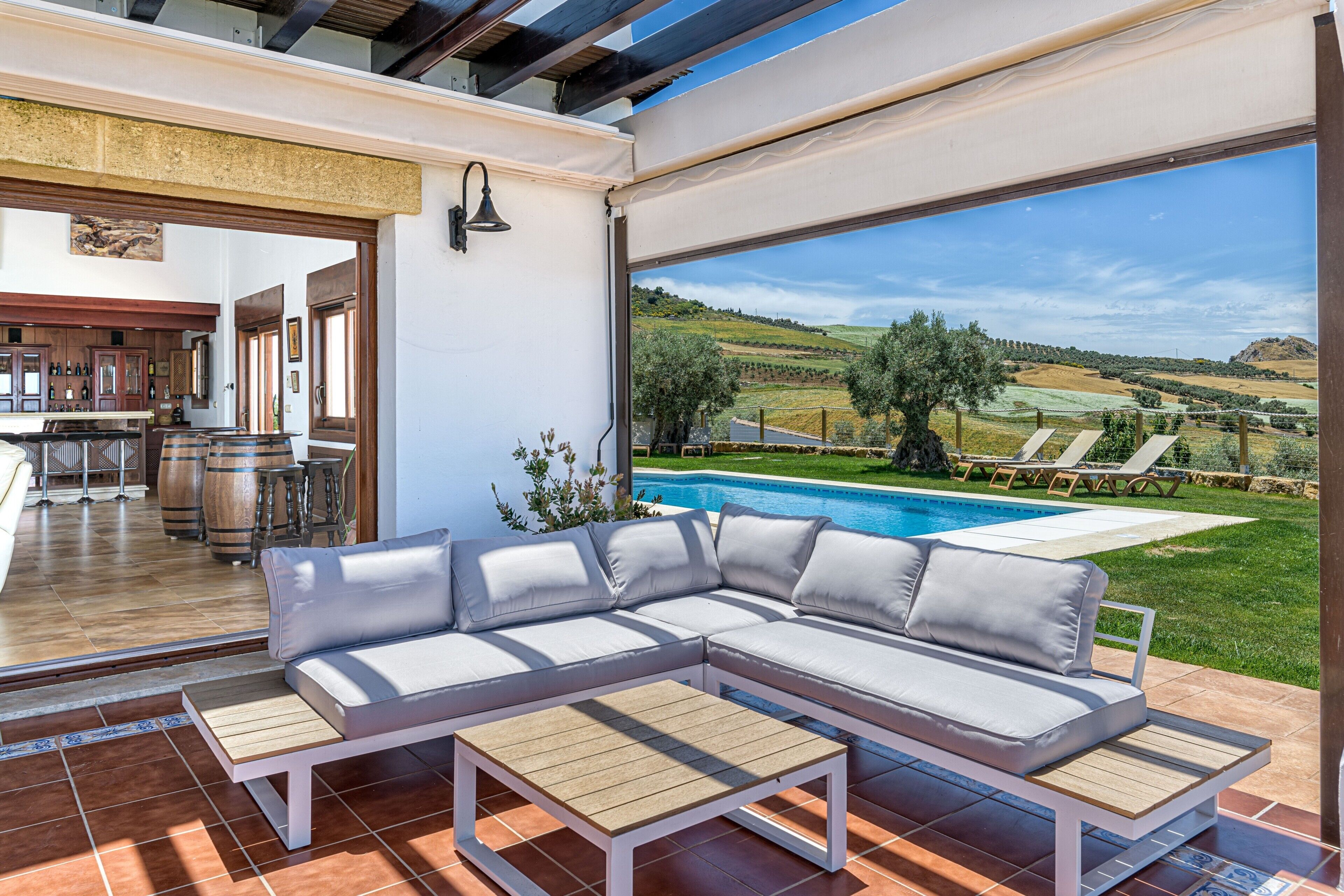 Télévision, cheminée, table de tennis de table