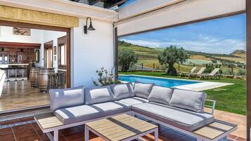 Télévision, cheminée, table de tennis de table