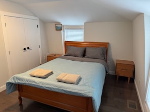 3 bedrooms, desk, iron/ironing board, WiFi - totally remodeled   house with fitness room, close to Boston and Worcester  (Framingham)